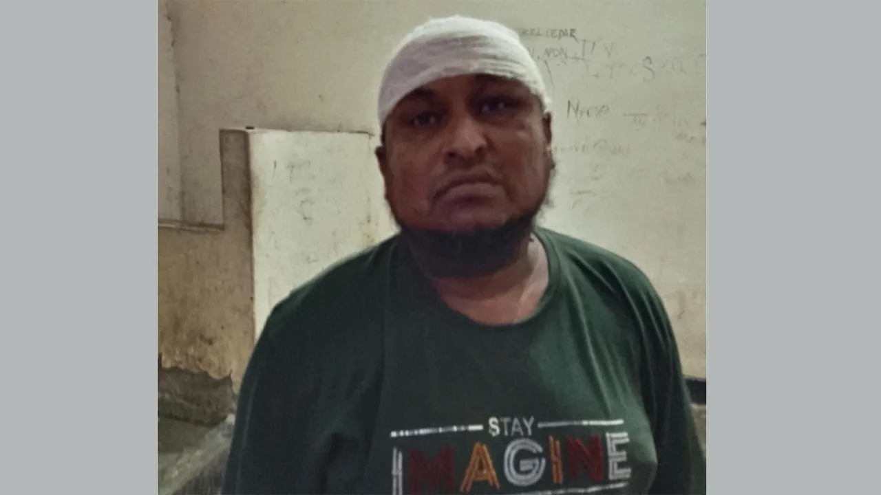 বাথরুমে লুকিয়ে রক্ষা হলো না যুবলীগ নেতার, গণপিটুনি দিয়ে পুলিশে সোপর্দ
