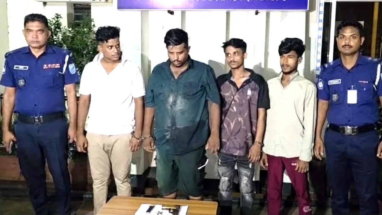 রূপগঞ্জে ২ গ্রুপের অস্ত্রের মহড়া, গুলিভর্তি পিস্তলসহ আটক ৪