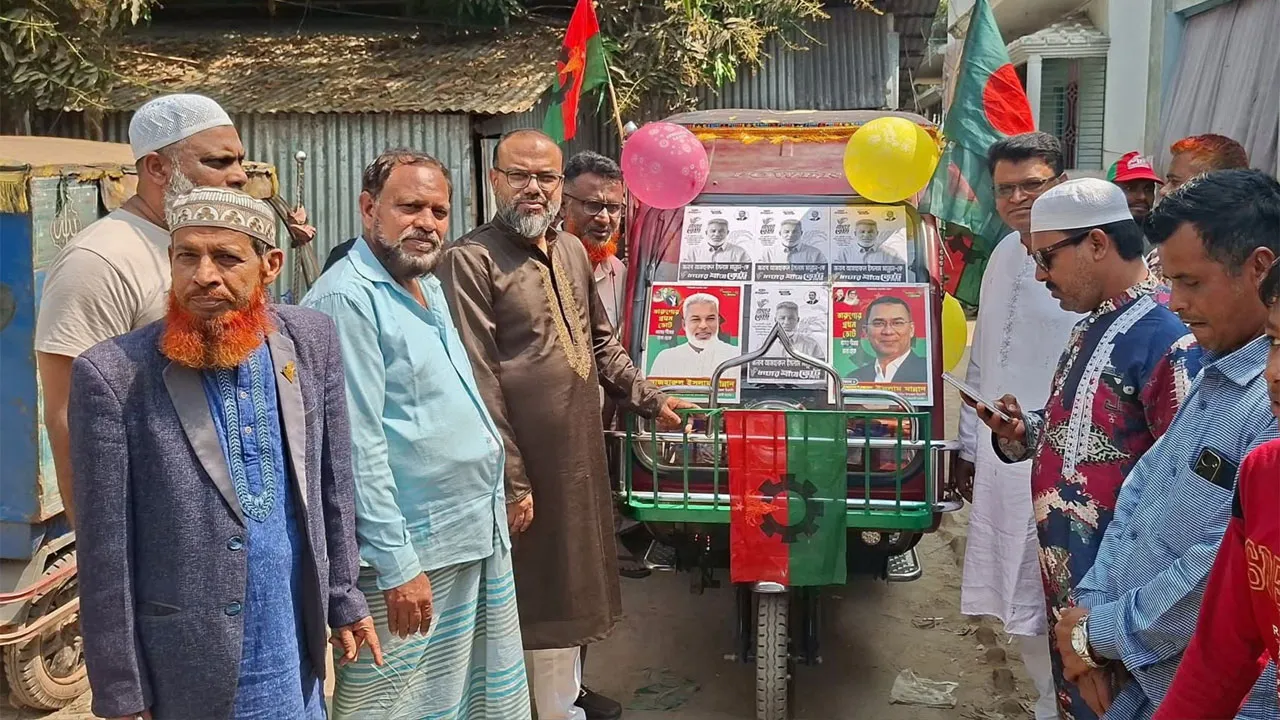 সোনারগাঁওয়ে অসহায় যুবককে নতুন অটোরিকশা উপহার দিলেন এমপি মান্নান