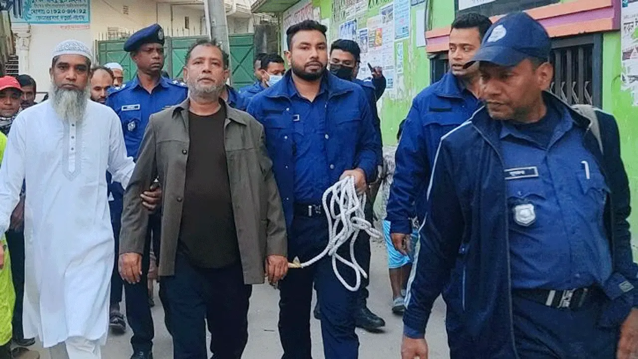 ফতুল্লায় প্যারোলে মুক্তি পেয়ে মায়ের জানাজায় আ’লীগ নেতা