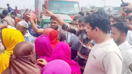 রূপগঞ্জে বকেয়া বেতনের দাবিতে কারখানা শ্রমিকদের মহাসড়ক অবরোধ