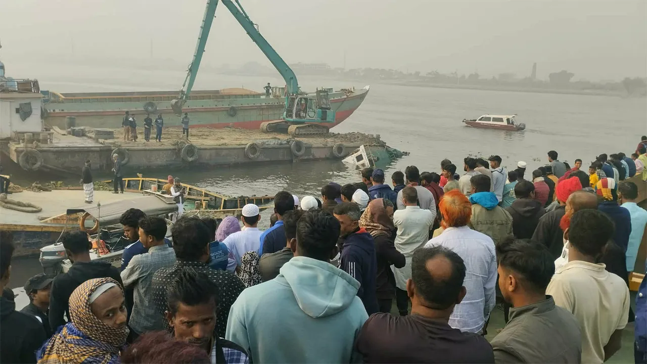 বুড়িগঙ্গায় লঞ্চের ধাক্কায় বাল্কহেড ডুবি, ১১ ঘণ্টা পর ২ শ্রমিকের লাশ উদ্ধার