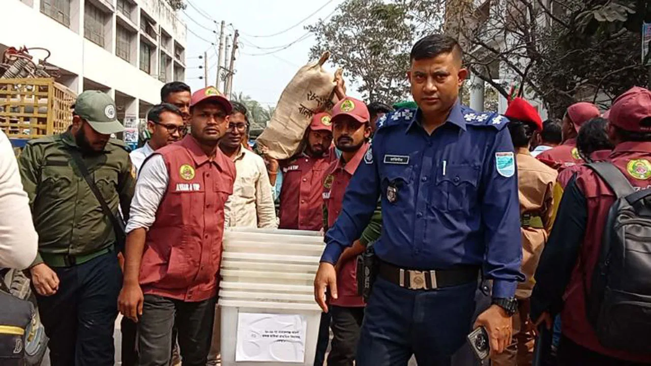 নারায়ণগঞ্জে কঠোর নিরাপত্তায় ভোটকেন্দ্রে পৌঁছেছে নির্বাচনী সরঞ্জাম
