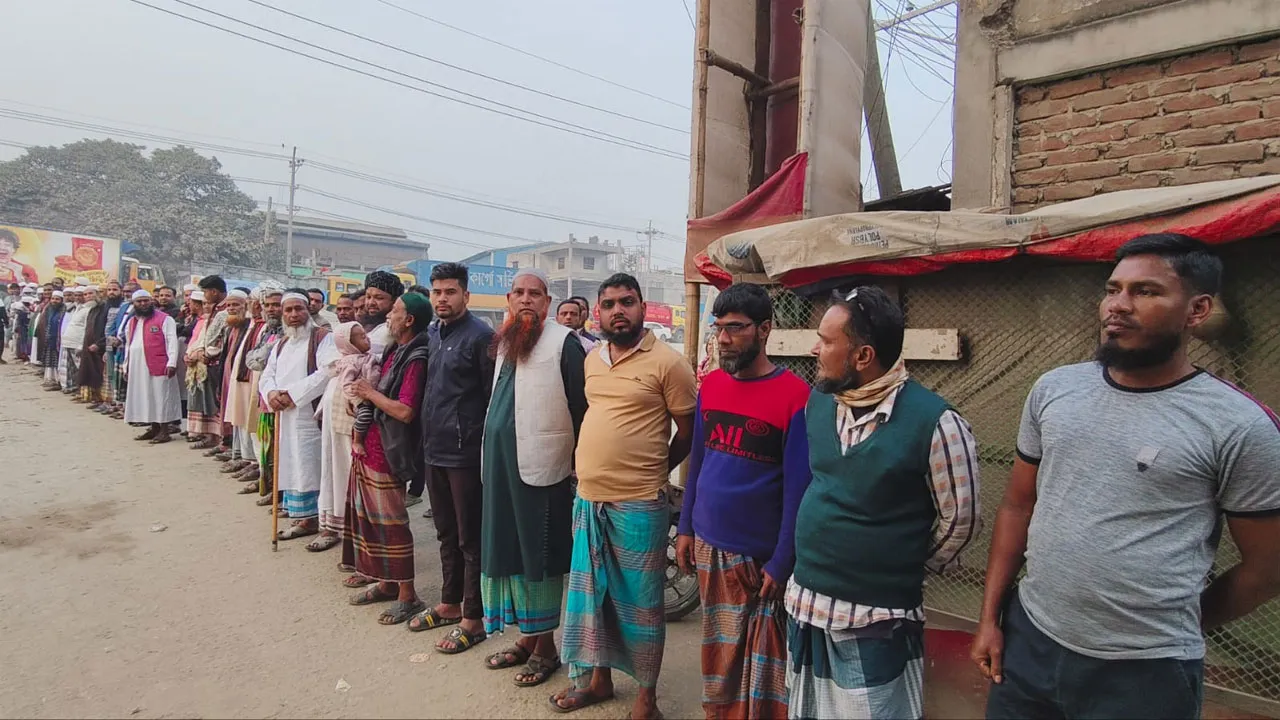 রূপগঞ্জে অতিরিক্ত মূল্যে এলপি গ্যাস বিক্রির অভিযোগে বিক্ষোভ