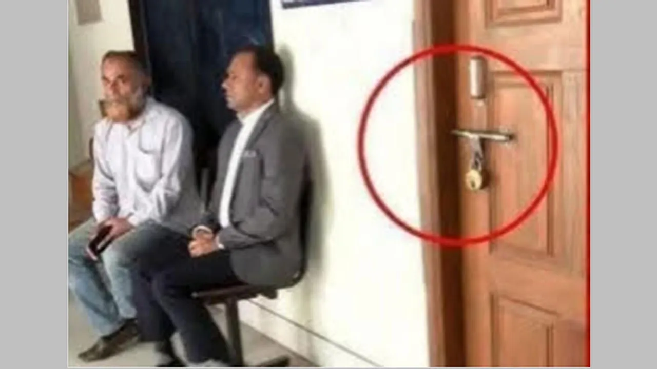 সিদ্ধিরগঞ্জে ভূমি অফিসের ৩ কর্মকর্তাকে বদলি, বিভাগীয় মামলার প্রস্তুতি