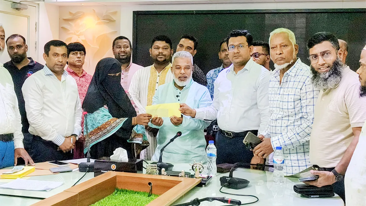 সোনারগাঁওয়ে ৬০০ পরিবারের মাঝে ত্রাণ তহবিলের অর্থ বিতরণ