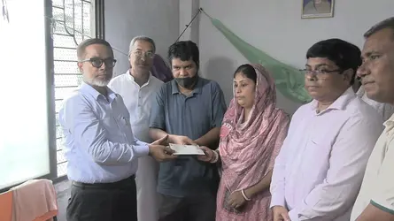 রিয়া গোপের পরিবারকে ১ লাখ টাকার চেক দিলেন নাসিক প্রশাসক