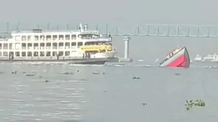 বুড়িগঙ্গায় লঞ্চের ধাক্কায় ডুবে গেছে বালুবাহী বাল্কহেড
