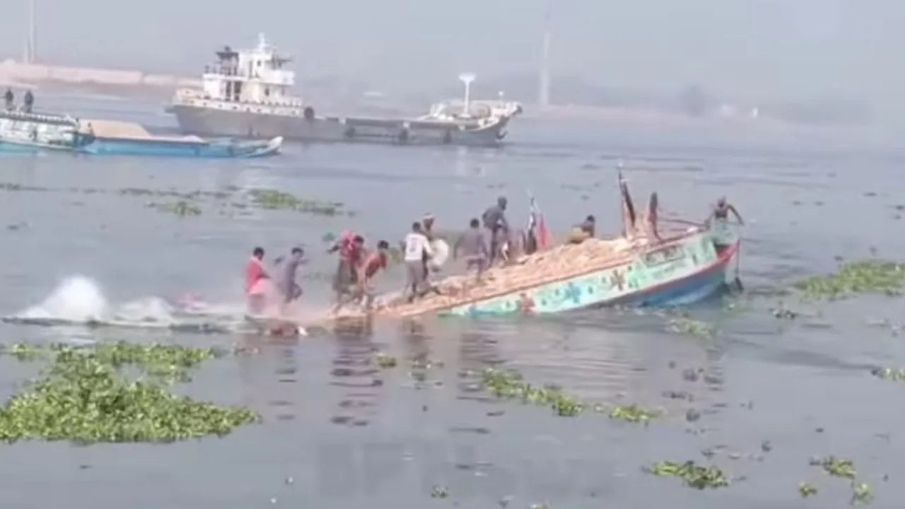 ধলেশ্বরী নদীতে ইট পরিবহনকারী বাল্কহেড ডুবি