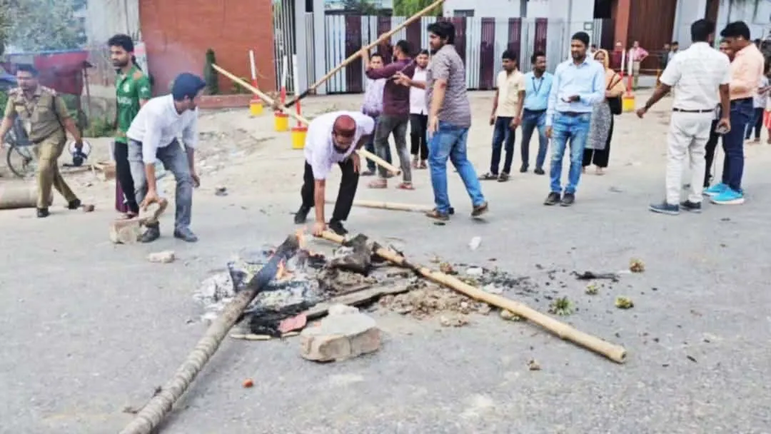 রুপগঞ্জে গার্মেন্টস শ্রমিকদের সাথে যৌথ বাহিনীর সংঘর্ষ, আহত ৫০