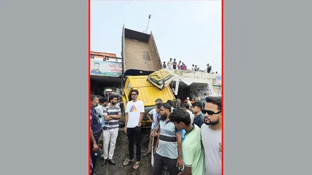 ঢাকা-নারায়ণগঞ্জ লিংক রোডে ওভারপাস থেকে নিচে পড়ল ট্রাক
