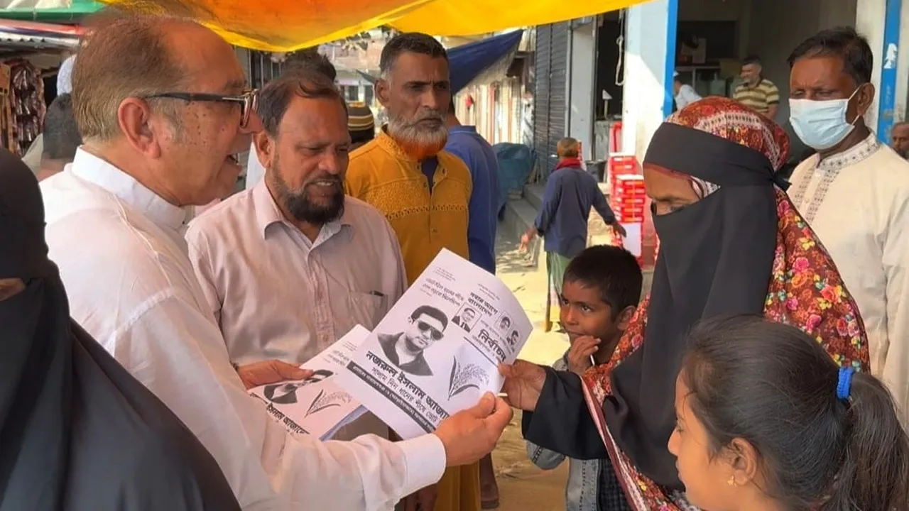 নারায়ণগঞ্জে বিএনপির প্রার্থীদের নিয়ে ভোটারদের দ্বারে দ্বারে যাচ্ছেন এ টি এম কামাল