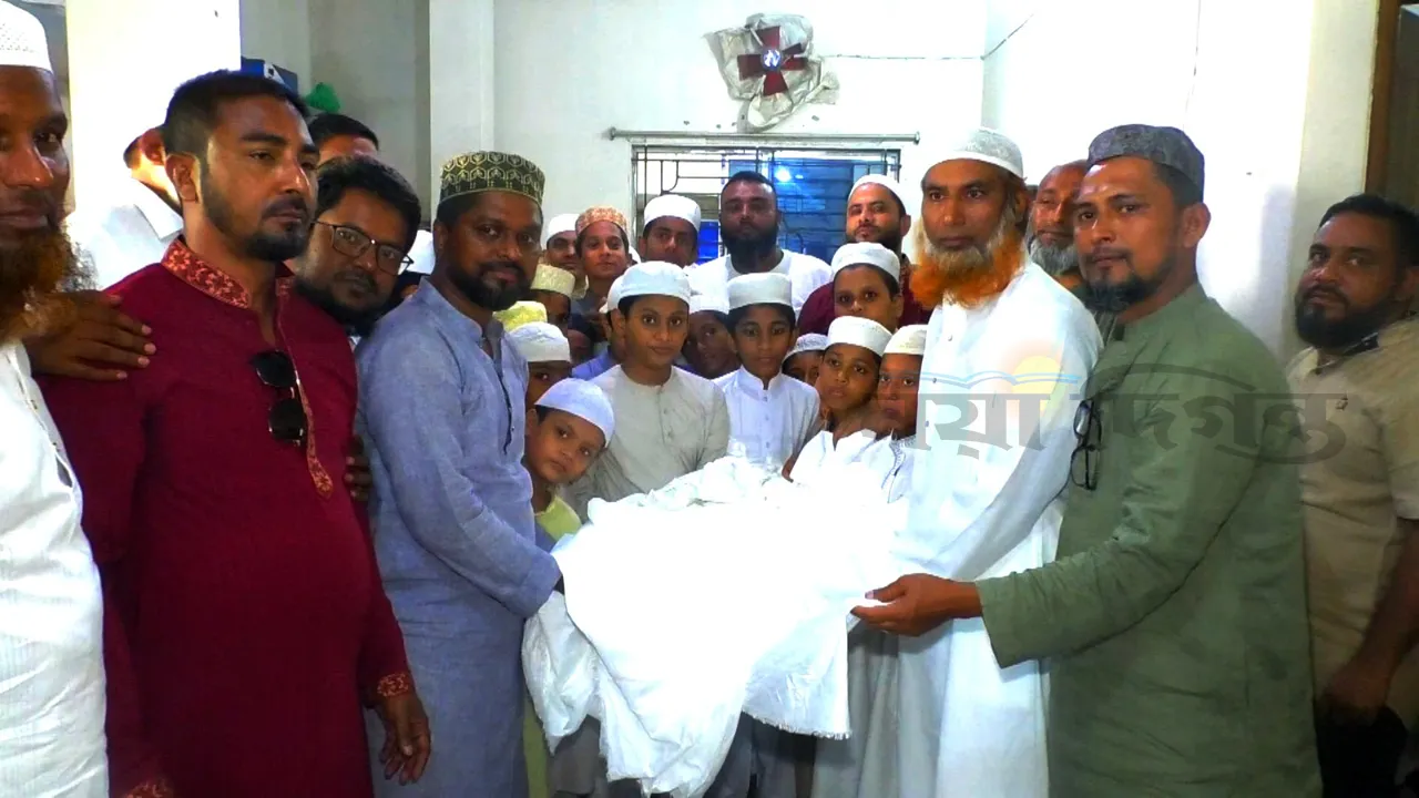 নারায়ণগঞ্জে মাদরাসা শিক্ষার্থীদের মাঝে খাবার ও পাঞ্জাবির কাপড় বিতরণ