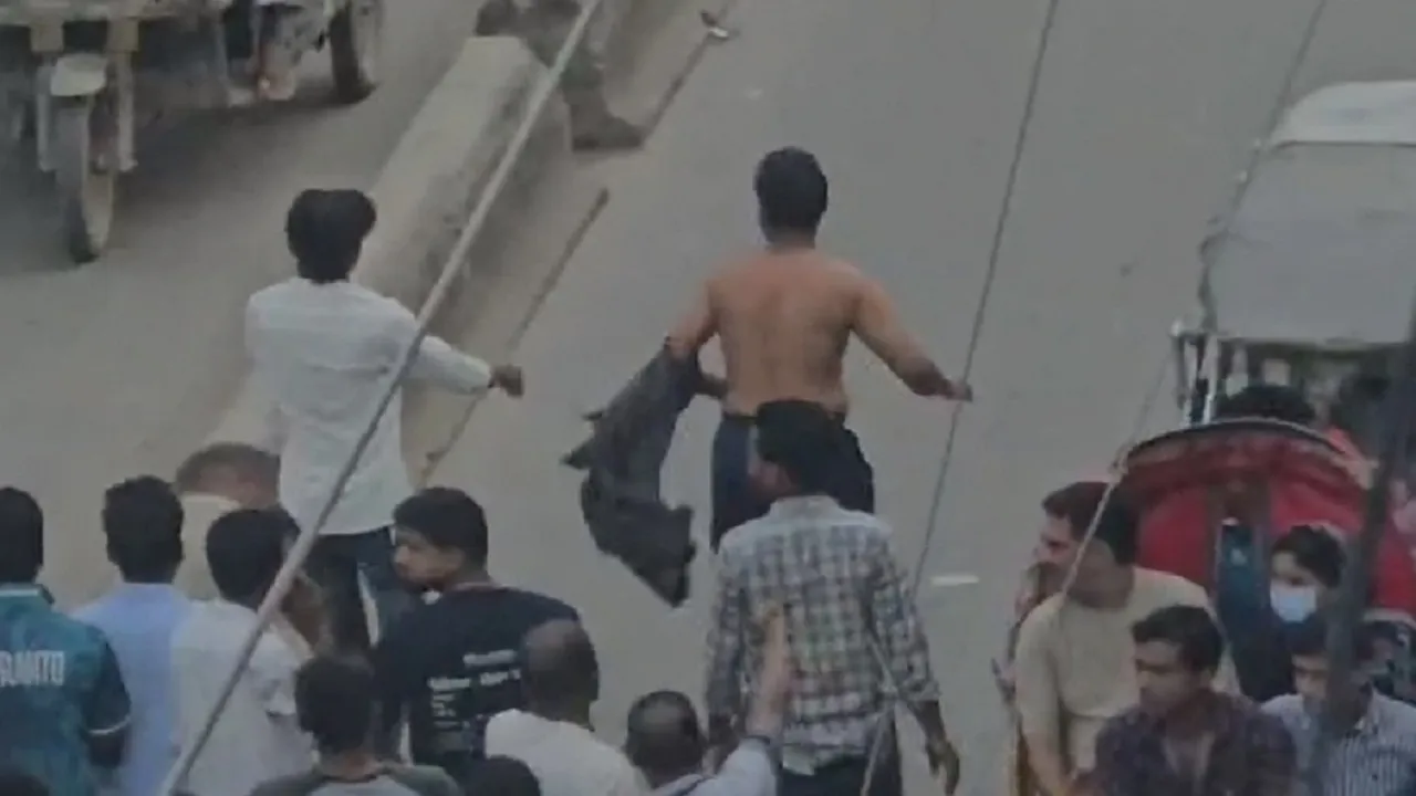 নাসিক কর্মীদের বেদম পেটালো হকাররা