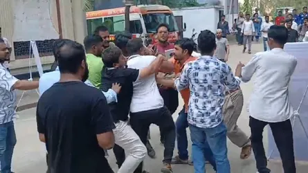 নারায়ণগঞ্জে বিএনপি নেতাকে প্রকাশ্যে পেটালেন যুবদলের নেতাকর্মীরা