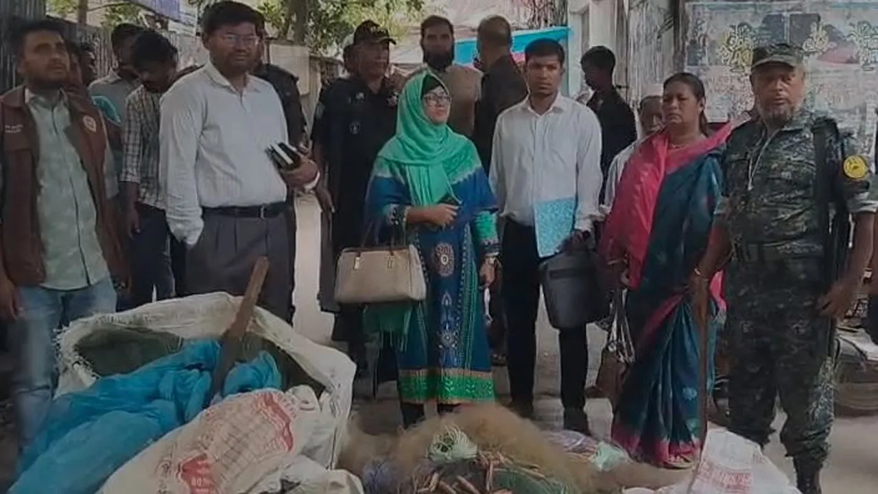 মাধবদীতে কারেন্ট জাল বিক্রি ও মজুদের দায়ে জরিমানা