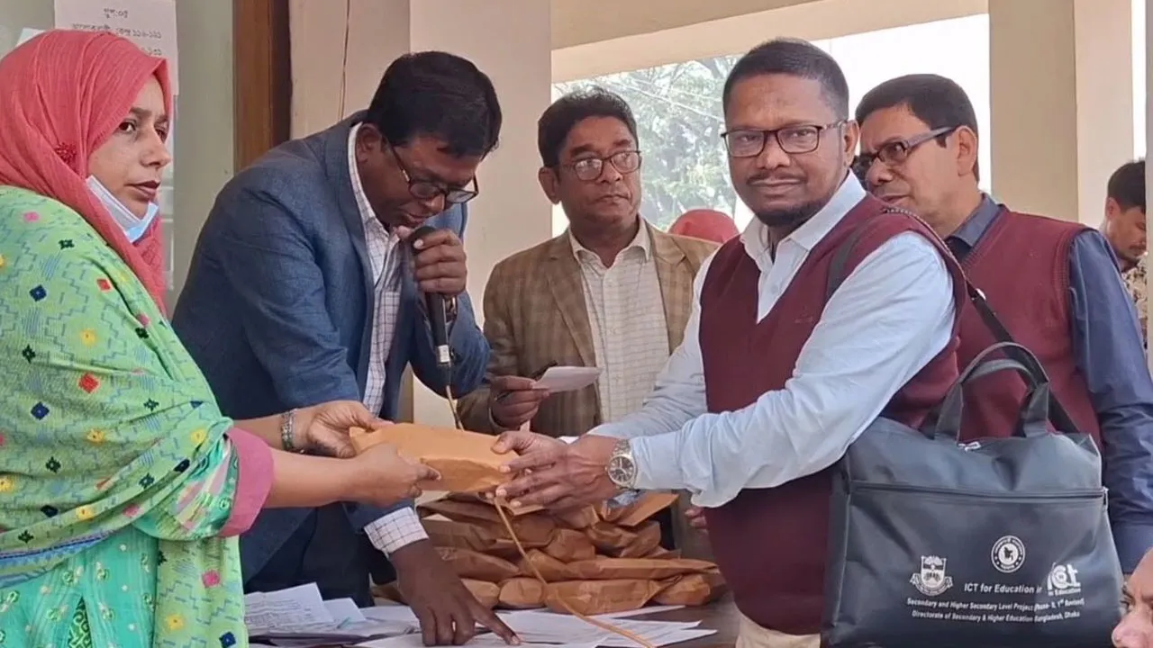 নরসিংদীর ৫টি আসনের ভোটকেন্দ্রে যাচ্ছে নির্বাচনী সরঞ্জাম