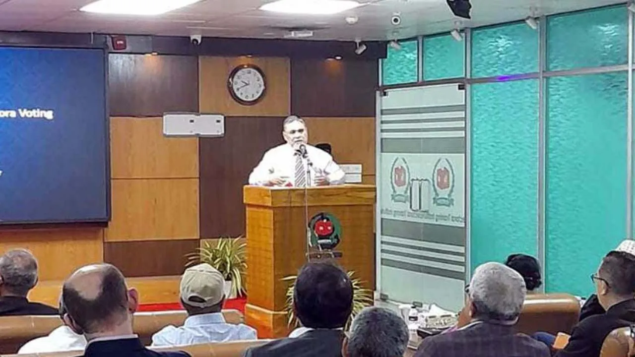 বিশেষজ্ঞদের পরামর্শে দ্রুত চূড়ান্ত হবে প্রবাসীদের ভোট পদ্ধতি : সিইসি