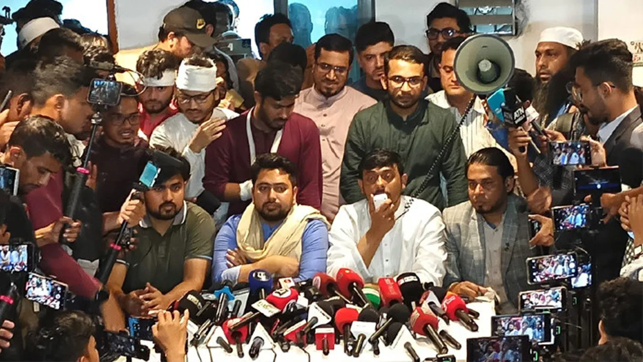 পুলিশের নীরবতায় একটি দল আচরণবিধি লঙ্ঘন করছে : নাহিদ ইসলাম