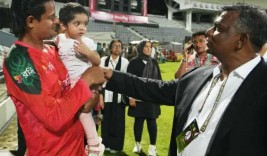 মেয়েকে নিয়ে ম্যাচ সেরার কীর্তি উদযাপন নাসুমের