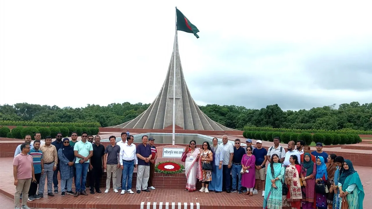 জাতীয় স্মৃতিসৌধে সার্কভুক্ত ৬ দেশের কেন্দ্রীয় ব্যাংক গভর্নরদের শ্রদ্ধা