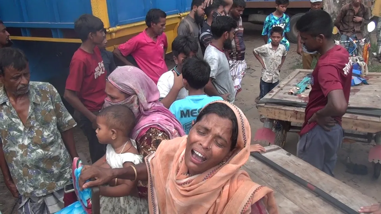 নাটোরে বাসচাপায় ভ্যানচালকসহ নিহত ২