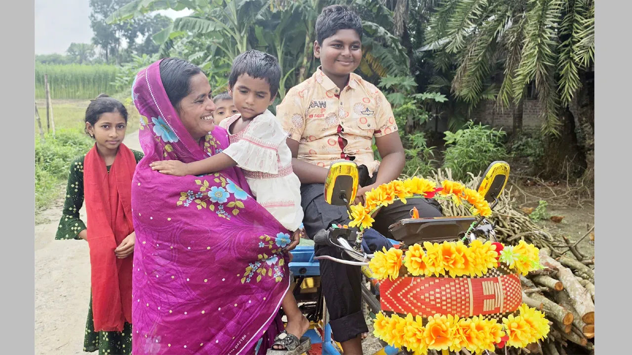 প্রতারকের খপ্পরে ভ্যান হারানো শাহাদৎ পেল নতুন ভ্যান ও আর্থিক সহায়তা