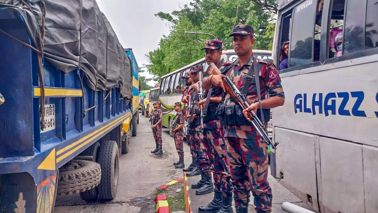 ঈদে ঘরমুখো মানুষের নিরাপদ যাত্রা নিশ্চিতকরণে তৎপর বিজিবি-৫৩