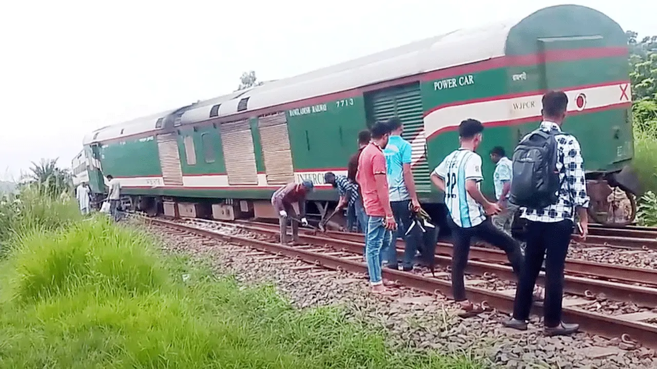 লাইনচ্যুত ট্রেন উদ্ধার, সাড়ে ৪ ঘণ্টা পর উত্তরবঙ্গ-ঢাকা রেল যোগাযোগ স্বাভাবিক