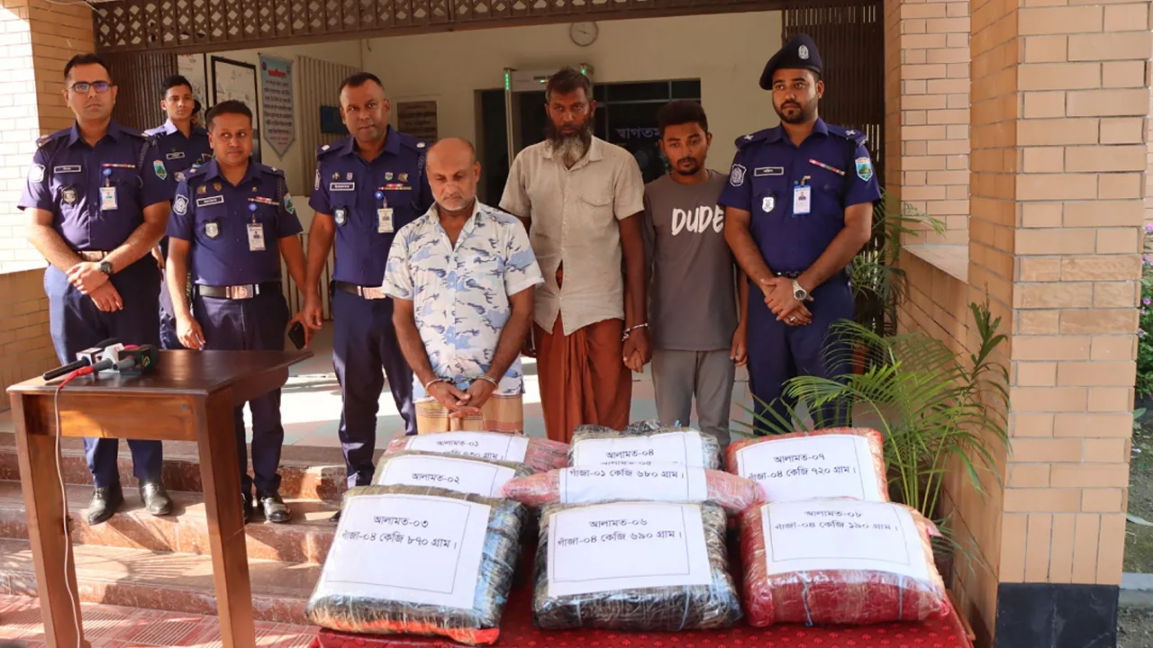 নাটোরে দুর্ঘটনাকবলিত সিএনজি থেকে ৩৩ কেজি গাঁজা উদ্ধার, গ্রেফতার ৪