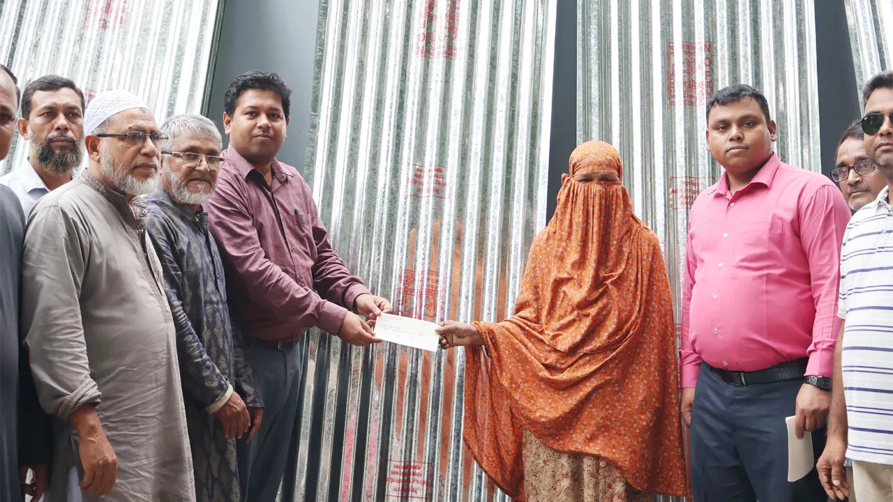 সিংড়ায় ক্ষতিগ্রস্থ ৩৭ পরিবারের মাঝে ঢেউটিন ও নগদ অর্থ বিতরণ