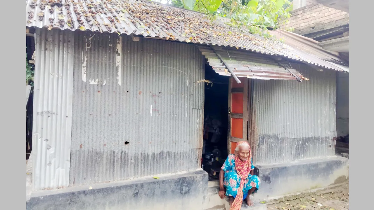 দেখার কেউ নেই, খেয়ে-না খেয়ে দিন কাটে শতবর্ষী বৃদ্ধার