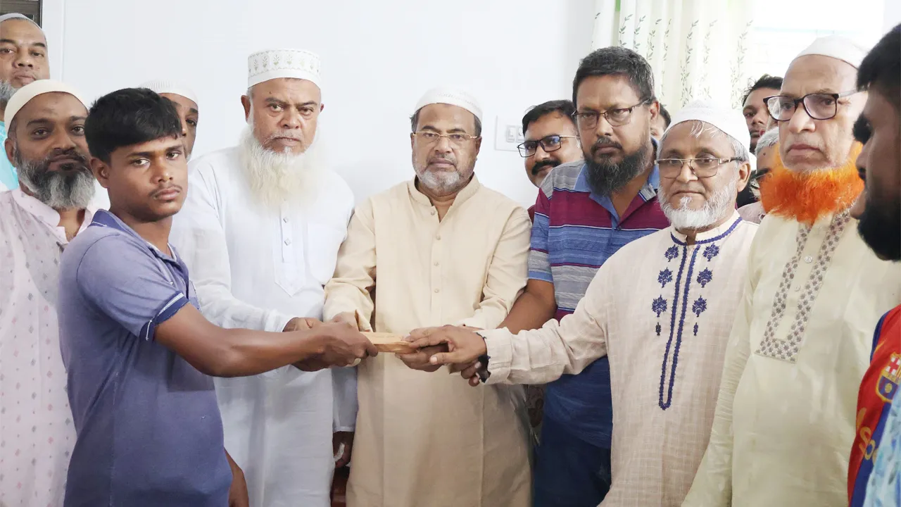 সিংড়ায় এতিম দুই ভাইকে অটোভ্যান উপহার দিলেন এমপি আনোয়ারুল