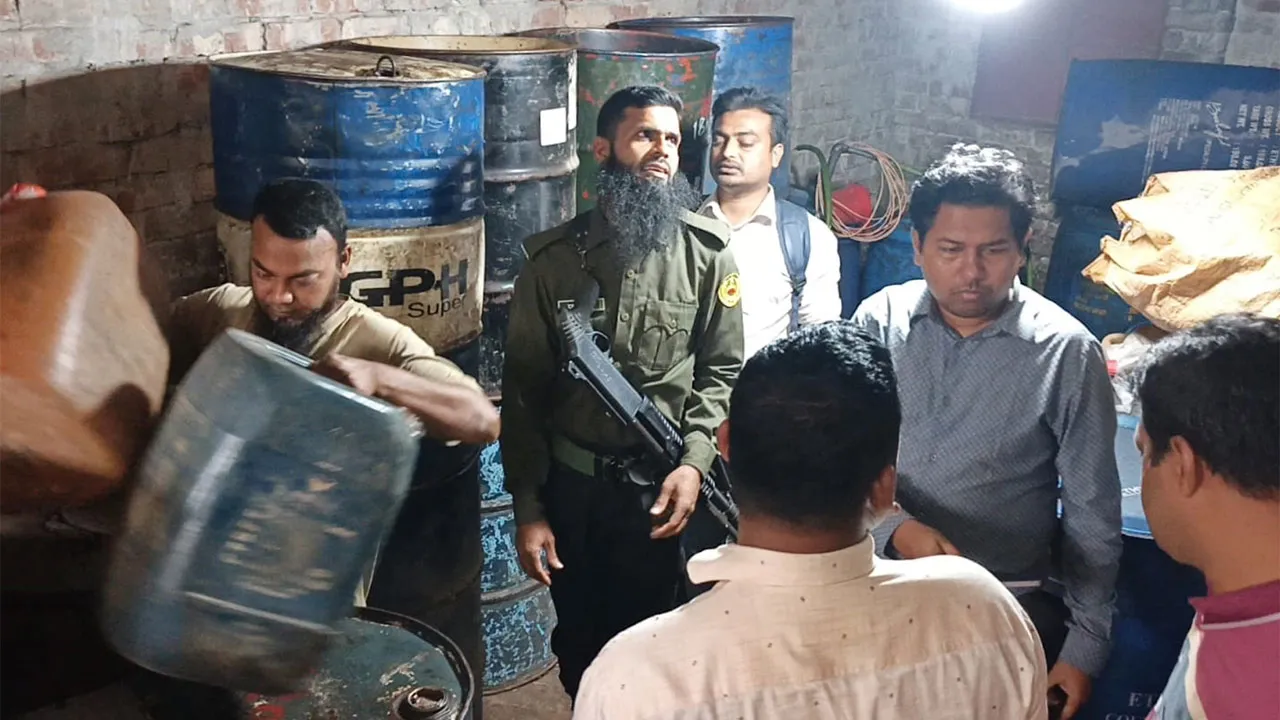 সিংড়ায় অবৈধভাবে জ্বালানি তেল মজুদ, ব্যবসায়ীকে জরিমানা