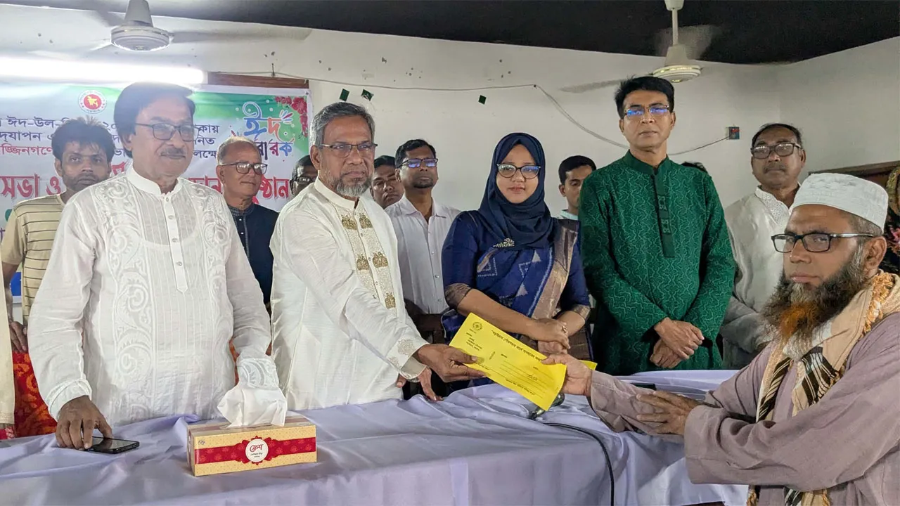 বড়াইগ্রাম পৌরসভার উদ্যোগে ইমাম-মুয়াজ্জিনদের মাঝে সম্মানী ভাতা বিতরণ
