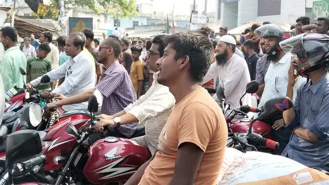নলডাঙ্গায় ডিজেল পেট্রোল নেয়ার জন্য দীর্ঘ লাইন যানজটের সৃষ্টি