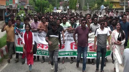 শিক্ষার সুষ্ঠু পরিবেশ ও আইনশৃঙ্খলা পরিস্থিতি অবনতির প্রতিবাদে নাটোরে ছাত্রদলের বিক্ষোভ