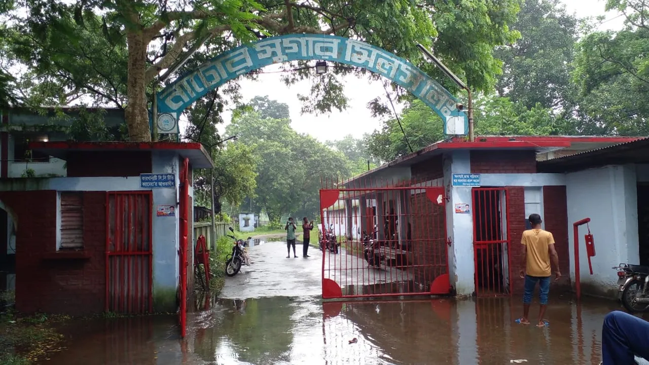 নাটোরে চিনিকলে দুর্ধর্ষ ডাকাতি কোটি টাকার মালামাল লুট