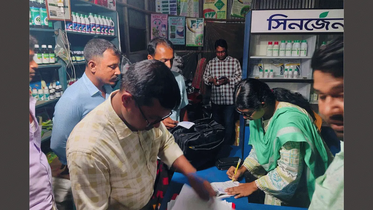 নাটোরে ২৬১ বস্তা অবৈধ সার মজুত, ৪ ব্যবসায়ীকে জরিমানা-কারাদণ্ড