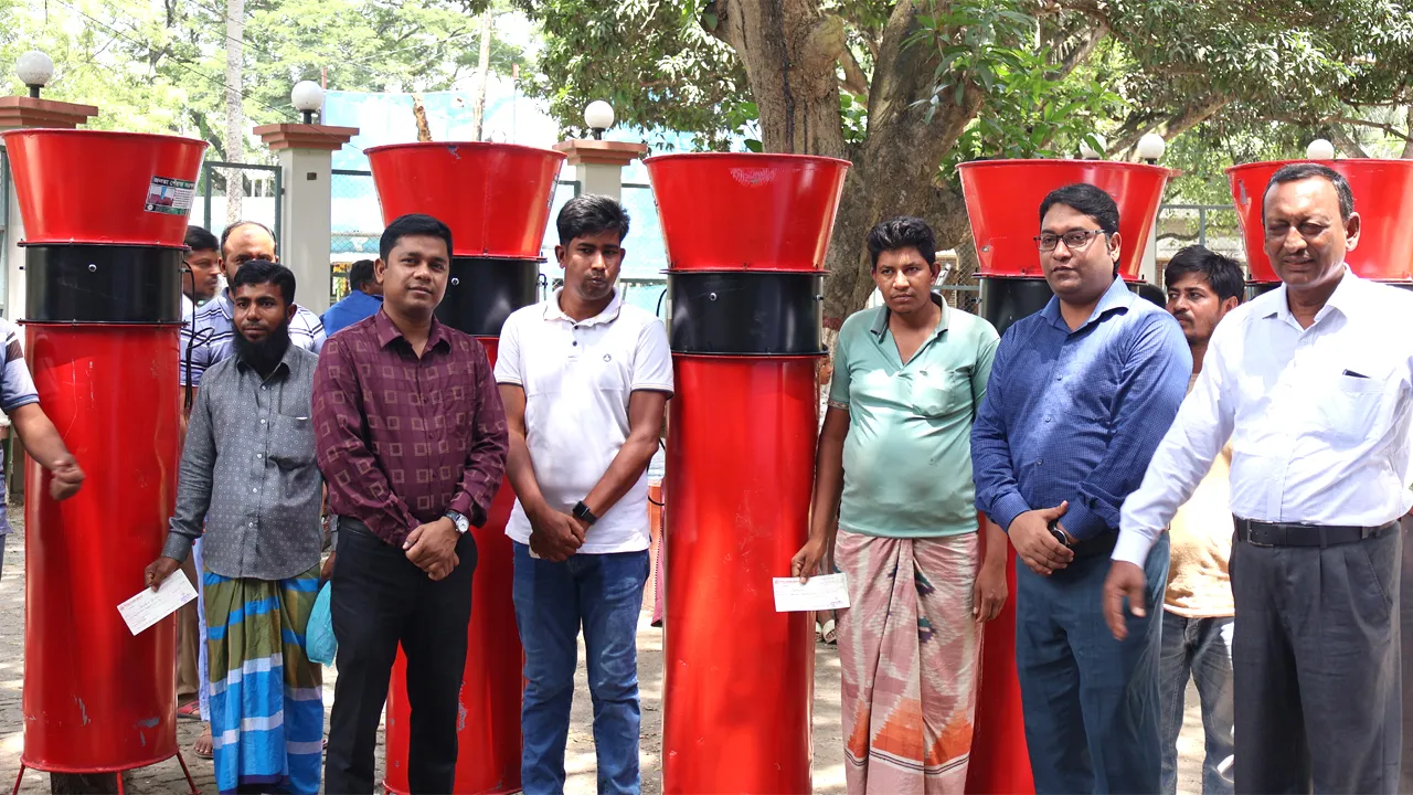 নাটোরে বিনামূল্যে বীজ, সার ও এয়ার ফ্লো মেশিন বিতরণ