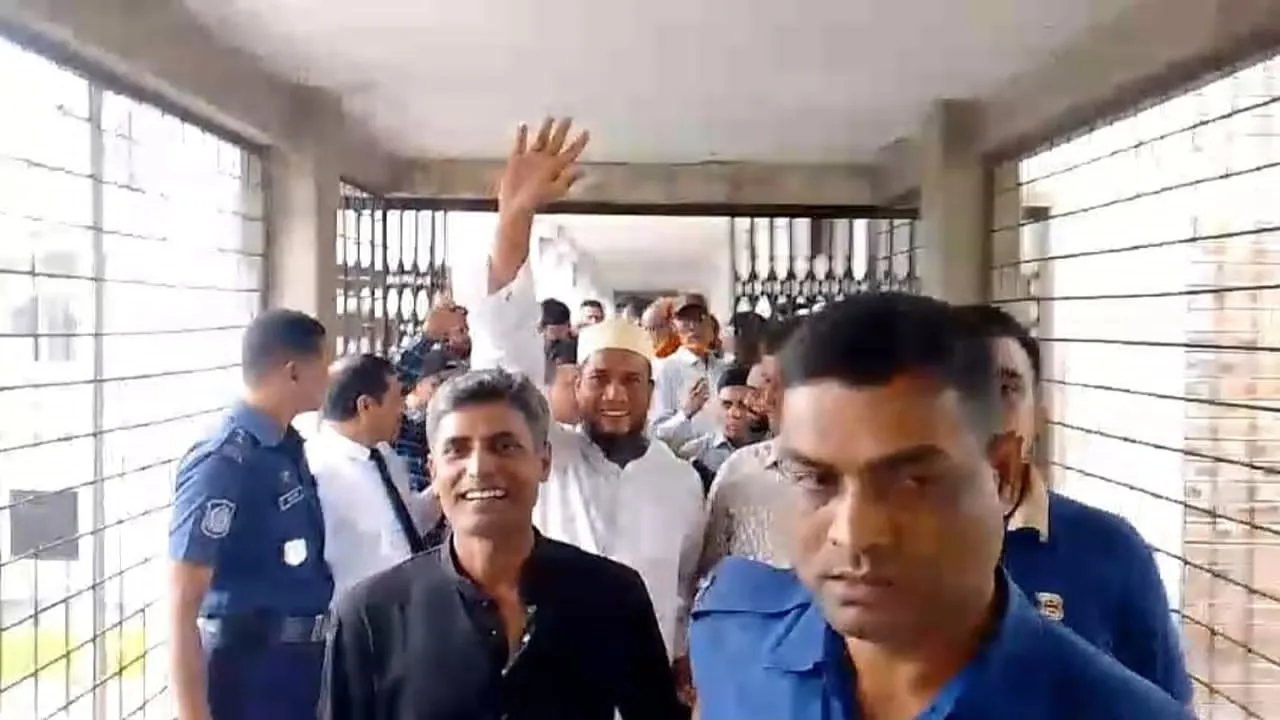নাটোরে আ’লীগের ১৭ নেতাকর্মী কারাগারে, বের হয়ে আসামিদের ‘জয় বাংলা’ স্লোগান