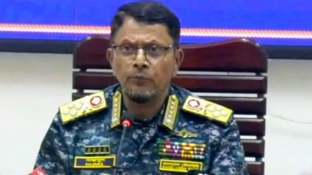 নির্বাচনী পরিস্থিতি পর্যবেক্ষণে বরগুনায় নৌবাহিনী প্রধান নাজমুল হাসান