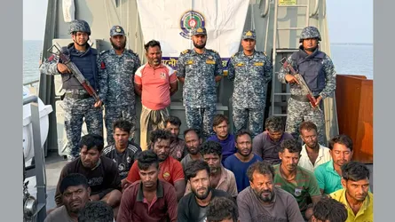 বঙ্গোপসাগরে ট্রলারসহ ২৪ জেলেকে উদ্ধার করল নৌবাহিনী