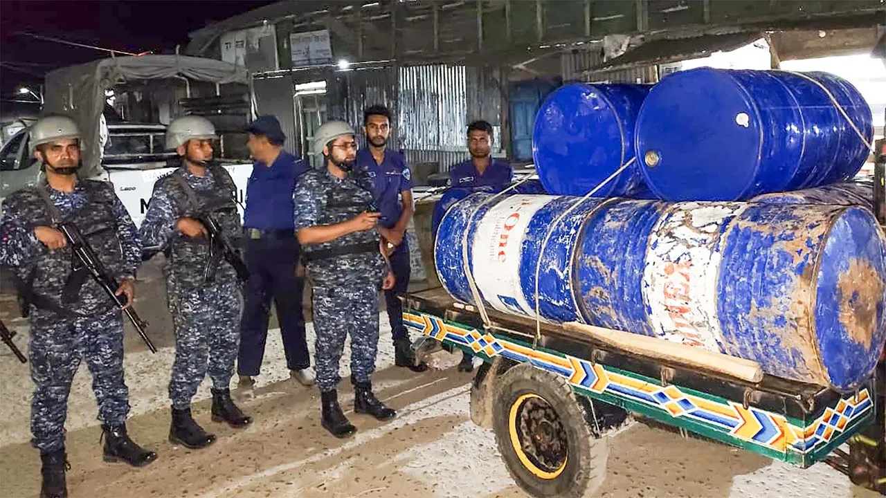 নৌবাহিনীর অভিযানে জ্বালানি মজুদকারী আটক
