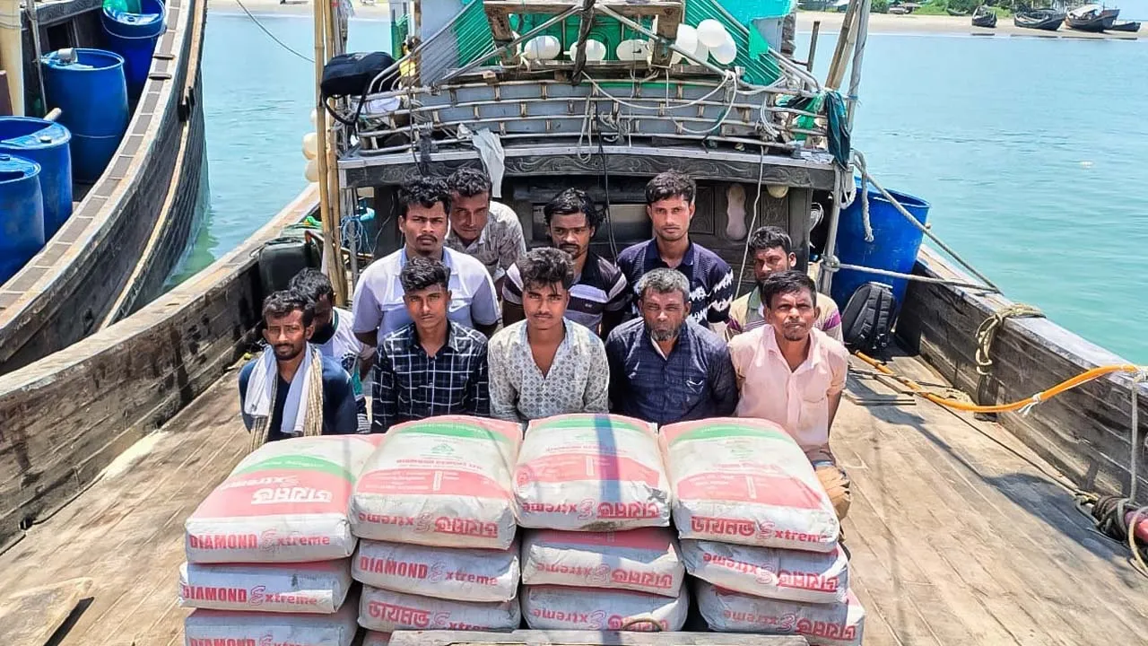 নৌবাহিনীর অভিযানে মিয়ানমারে পাচারকালে সিমেন্ট বোঝাই দুই বোটসহ আটক ২০