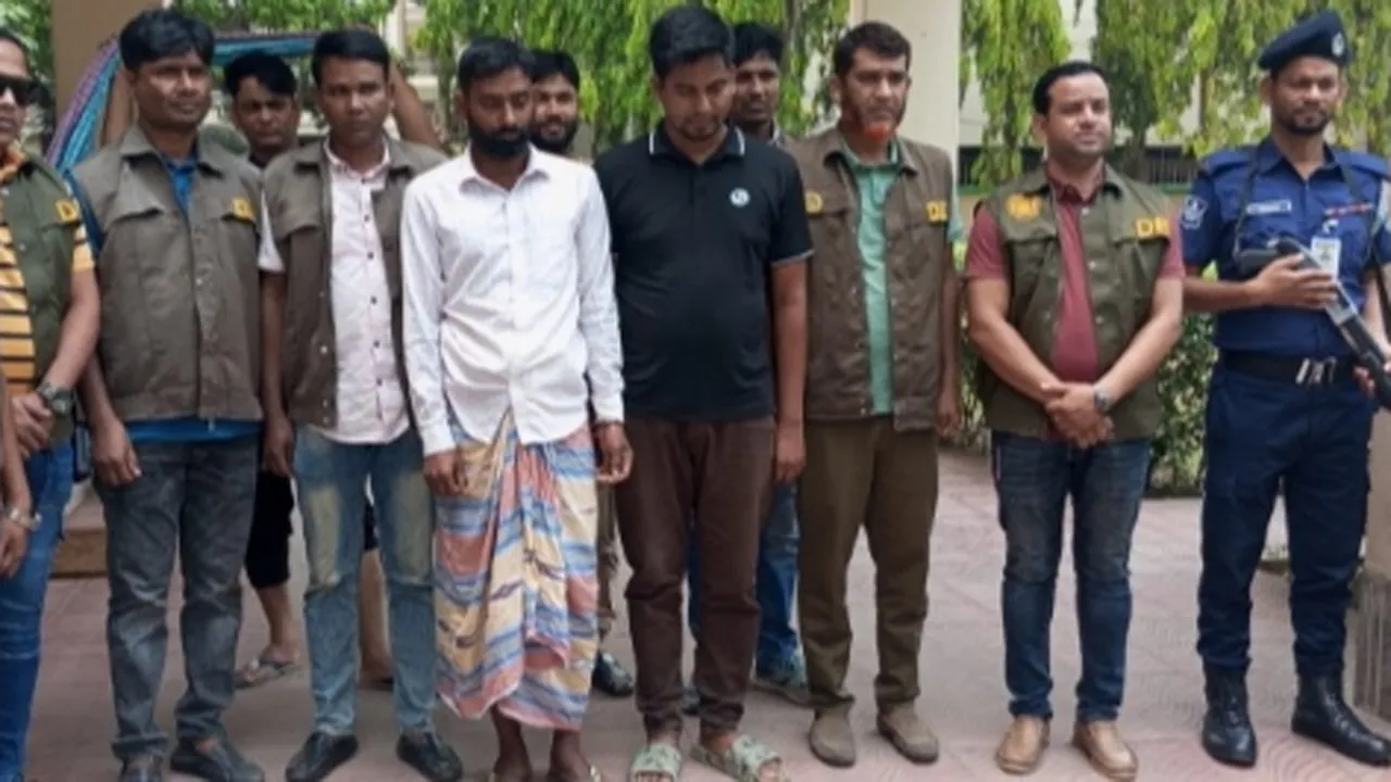 নওগাঁয় পুলিশ কনস্টেবল নিয়োগের নামে প্রতারণা, আটক ২