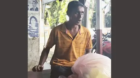 আলোহীন চোখ আর কণ্ঠে গান, পাপড় বিক্রিতে জীবনযুদ্ধ দৃষ্টিহীন মজিদুলের