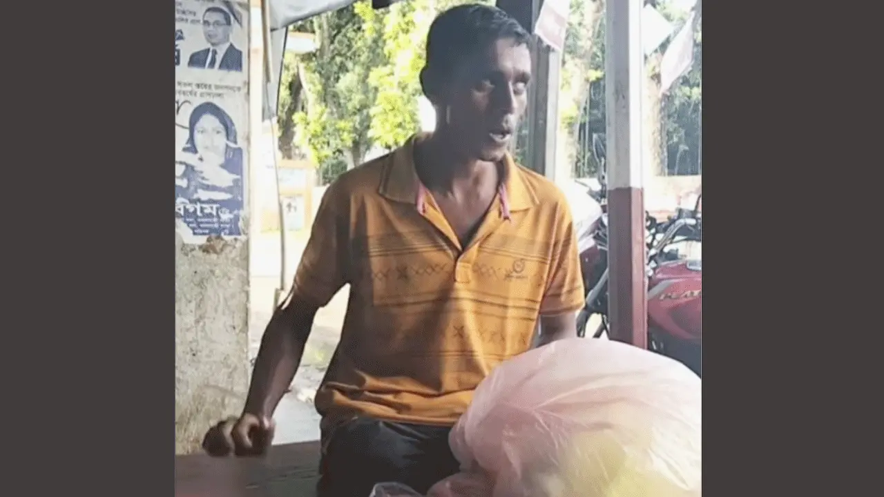 আলোহীন চোখ আর কণ্ঠে গান, পাপড় বিক্রিতে জীবনযুদ্ধ দৃষ্টিহীন মজিদুলের