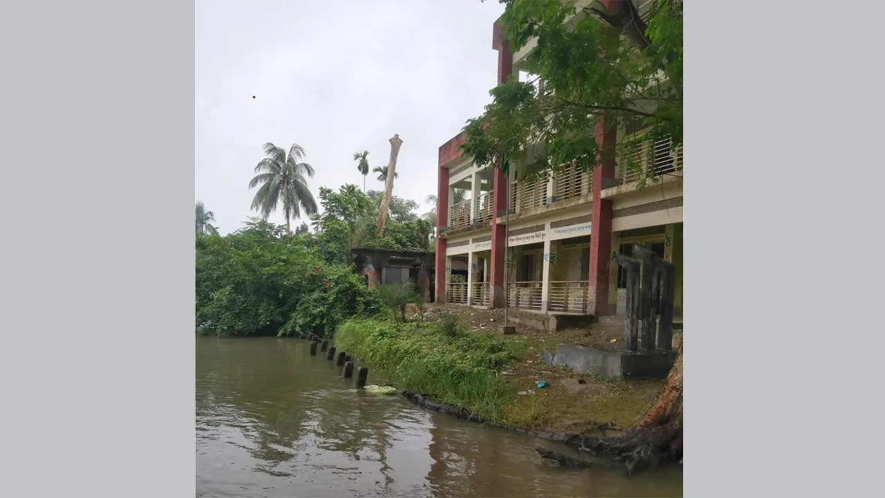 নাজিরপুরে একটি মাঠের অভাবে খেলাধুলা থেকে বঞ্চিত শিক্ষার্থীরা
