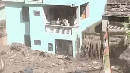 নেপালে বন্যা : সেই বাড়িটির বারান্দায় আটকাপড়াদের পরিণতি কী হয়েছিল?
